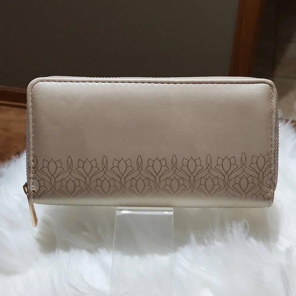 WALLET- "GOOD AS GOLD" PEARL SHIMMER COLOR WALLET -NWT - Picture 2 of 3